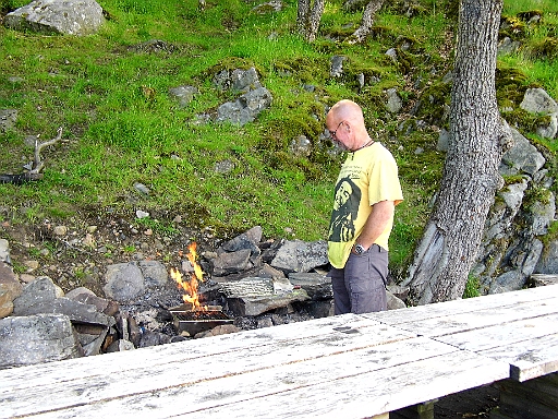 DSCI0049.JPG - Und am Abend wird der Grill angeworfen. Es gibt diverse dafuer vorgesehene Feuerstellen und zwar im Sinne des Wortes. Hier darf man Feuer machen. Wass wuerden unsere "Ordnungsorgane" in Deutschland wohl dazu sagen?! Wahrscheinlich wuerde zunaechst das Ordnungsamt die "ordnungsgemae&Atilde;�e" Aufstellung des Grills oder die Aufschichtung des Holzes ueberpruefen.