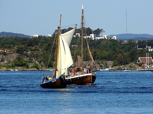 DSCI0064.JPG - Hier wird noch Tradition gepflegt. Schoene alte Segler kommen nach Stokken.