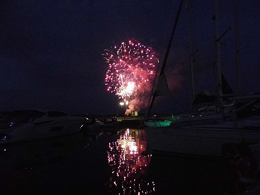 DSCI0179.JPG - Schliesslich sind wir wieder in Kristiansand. Wir wollen noch Einkaufen und dann wieder in die Blindleia vor Anker gehen. Was wir nicht bedacht haben ist, dass so wie im Vorjahr, die dreitaegige DJ Beach Party angesagt ist. Damit ist hier mit Schlafgen absolut nix und puenktlich zu Mitternacht gibts jeden Tag ein Feuerwerk.