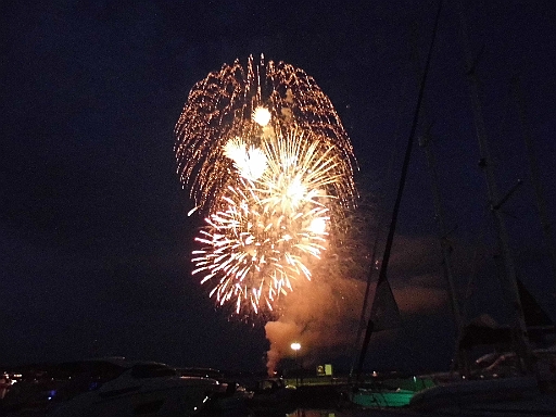 DSCI0188.JPG - Zwei Naechte halten wir den Krawall aus und die Bordfee, die siese Feuerwerksfotos gemacht hat, schaut sich das Spektakel jede Nacht an.
