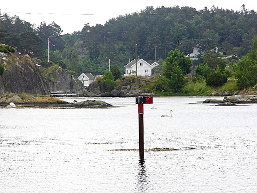 DSCI0200.JPG - Diese Seezeichen sind unbedingt zu beachten, denn sie stehen immer auf steinernem Grund! Passieren an der Seite, wo die "Nase" hinzeigt.