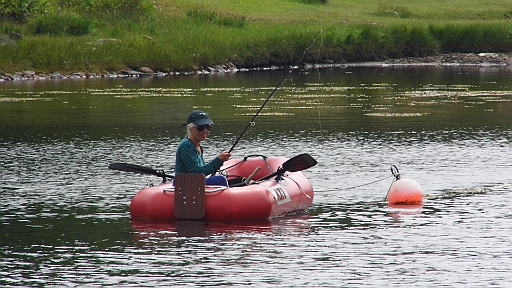 DSCI0218.JPG - Und endlich haben wir wieder unseren Ankerplatz erreicht! Was fuer ein Unterschied! Was eine Ruhe! Die Bordfee geht gleich auf die Jagd.