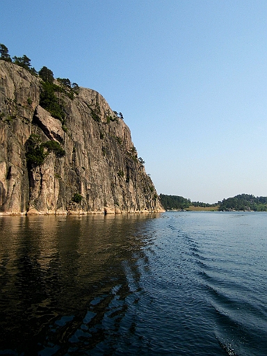DSCI0222.JPG - Allerdings schreckt uns nach ein paar Stunden eine Unwetterwarnung auf. Der Skipper entscheidet ad hoc, Ankerauf zu gehen, und nach Lillesand in den Hafen zu verlegen. Diese Felswand bietet zwar jede Menge Schutz aber gegen Starkregen, Hagel und Gewitter schuetzt sie auch nicht.
