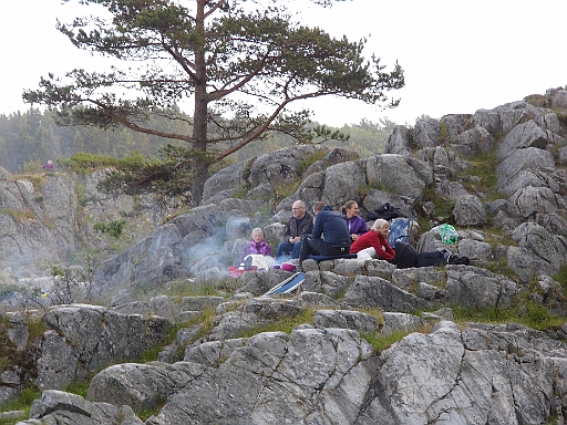 DSCI1245.JPG - Am ersgten Abend wird es dann doch voll. Es ist Sankt Hans-Tag (Mittsommer). Die Kristiansander kommen abends zum Grillen und um sich das Sankt Hans-Feuer anzusehen.