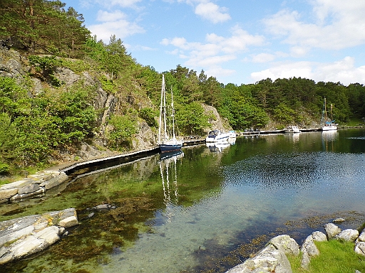 DSCI1249.JPG - Und wir sind wahrlich nicht enttaeuscht. Es ist wunderschoen hier. Maimiti ist an der Holzpier festgemacht und nicht vor Heckanker, wie es hier eigentlich ueblich ist. Es ist noch nichts los und so haben wir Platz genug.