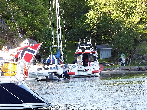 DSCI1272.JPG - Auch die Seenotrettung kommt vorbei. Ein Segler hat offenbar Motorschaden und wird ganz sanft laengsseits genommen.