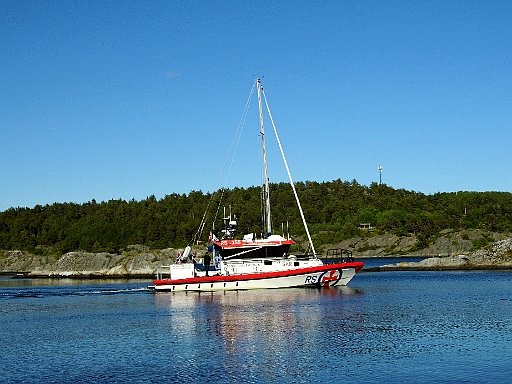 DSCI1276.JPG - Nicht das jemand denkt, die norwegischen Seenotretter haetten kein Geld fuer Diesel mehr und seien auf Segel umgestiegen. Hier wird nur ein Havarist laengs geschleppt.