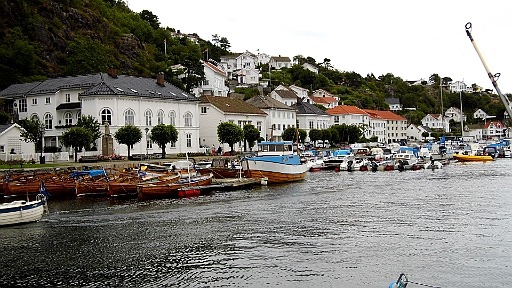 DSCI0652.JPG - Die Wasserfront von Ris&Atilde;&cedil;r. Huebsche weisse Haeuser saeumen das Ufer