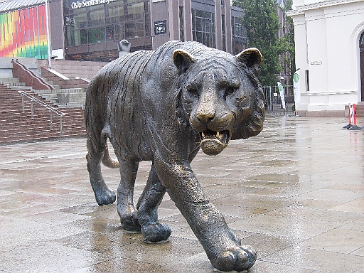 DSCI0662.JPG - Im ersten Moment bin ich wohl auch wie diese Tigerstatue durch Oslo gelaufen. Dann fand ich es sehr schoen.