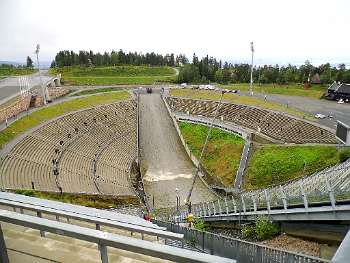 DSCI0706.JPG - Hier die Holmenkollen Schanze. Mich wuerde da keiner runter bekommen