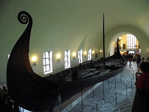 DSCI0735.JPG - Das Wikingermuseum in Oslo. Die Langboote sind beeindruckend