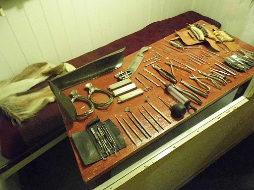 DSCI0785.JPG - Viele der Medizinischen Instrumente haben sich bis heute nicht veraendert, sagt zumindest die Bordfee und die muss es wissen