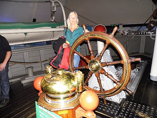 DSCI0793.JPG - Fuer dieses Ruder musste man schon ein bisschen was im Arm haben, um das Schiff zu steuern