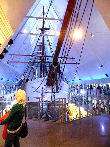 DSCI0822.JPG - Die naechste Station in Oslo war das Fram Museum. Es wurde um ds Schiff herumgebaut.