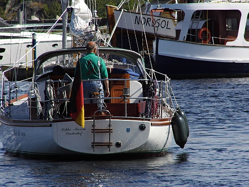 DSCI0945.JPG - Peter, der Einhandsegler, verlaesst den Hafen, als wir ankommen. SeinSchiff ist ein Nachbau der beruehmten Kairos  des Ehepaars Kocch, welches damit in den 60er Jahren um die Welt segelte.
