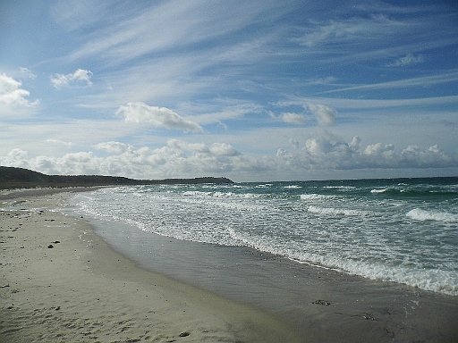DSCI0556.JPG - Ein schoener Anblick, den Strand mal so leer zu sehen. Aber schon bilden sich wieder Cirruswolken - auch Windfedern, odeer Katzenhaare genannt, die ein untruegliches Zeichen dafuer sind, dass der naechste starke Wind nicht lange auf sich warten laesst. Es sei denn, das Barometer faellt nicht, was es aber tut.
