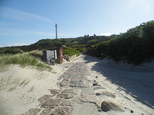 DSCI0562.JPG - Mein taeglicher Weg zum Service-Haus, wo die Hafengebuehren bezahlt werden. Danach gehts dann von dort zum Einkaufen. Auf dem Rueckweg werde ichr egelmaessig "gesandstrahlt", bei den 7 Bft., die wir hier fast staendig haben.