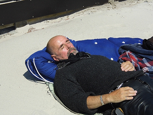 DSCI0659.JPG - Jaaaa, endlich Sonne. Am Outfit ist allerdings unschwer zu erkennen, dass zwar die Sonne scheint, aber mit der Temperatur haperts noch gewaltig. Wir haben noch nie so viel um diese Jahreszeit auf Toern heizen muessen. Das tut aber der Entspannung keinen Abbruch. Und sieht der Skipper nicht wirklich zuftrieden und entspannt aus?