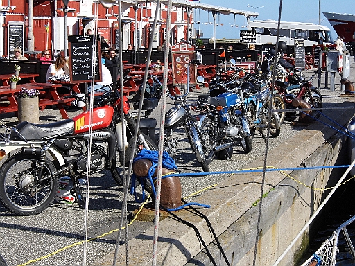 DSCI0774.JPG - Hier hat sich eine "Oldie-Gang" versammelt. Alles uralte 50ccm Maschinen. Aber Alarm machen die, als w&Atilde;&curren;ren es alles die fettesten Harleys. Die kommen dann uebrigens auch noch, nur etwas spaeter und mit deutlich besserem Klang.