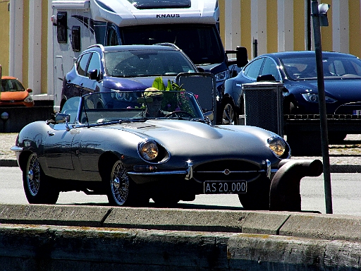 DSCI0784.JPG - DER ist leider nicht "UNSERS", aber schoen ist er allemal. Na, wer weiss noch, welcher Superheld so'n Ding fuhr? Jaguar E Type? Kennt heute wahrscheinlich keine Sau mehr: Jerry Cotton! Und zwar nen Roten!