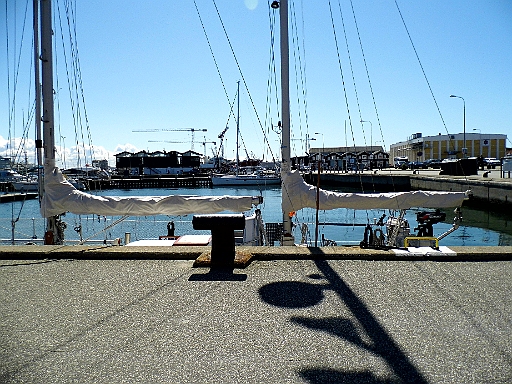 DSCI0787.JPG - Cooler Blick vom Sitz des Hafenrestaurants beim (ausnahmsweise nicht an Bord eingenommenen Dinner). Alles Unsers! Liegt nur ein bisschen tief, was aber nicht an den Getraenken liegt, sondern an den rund 20 cm Tidenhub. Das merkt man schon, auch wenn's nicht vielist. Aber solche Zwerge wie wir, haben bei 20 cm weniger schon echte Probleme mit dem ueber- oder in diesem Fall Absteigen :-)