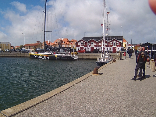 SUNP0005.JPG - Und dann kommt nachts noch ein Hochsee-Racer rein. Die "celeste of Solent". Anscheinend ein Bruce Farr Riss, von wohl 56 Fuss Laenge. Ich gleube allein fuer das stehende Gut koennte man Maimiti neu bauen lassen. Alles daumendicker Rod! Das heisst, kein normaler Stahldraht, sondern EIN durchgehender Nirostahl!