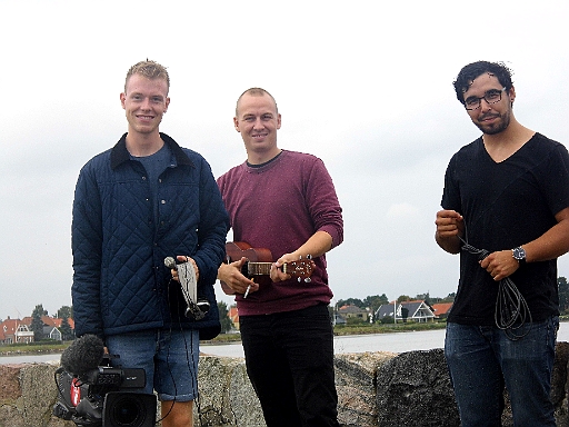 DSCI1906.JPG - Die drei Jungs wollten unbedingt den Klang von Maimitis Schiffsglocke mit aufs Band haben. Als Untermalung ihrer Ukulelen Musik, die einem Werbefilm f&Atilde;&frac14;r Dragoer dienen soll.