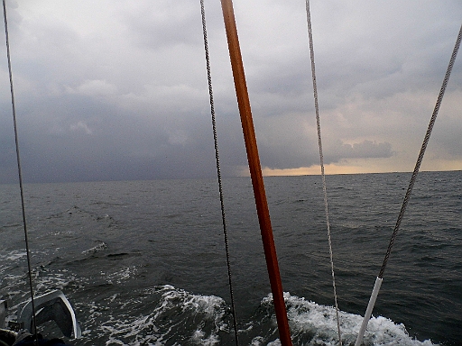 DSCI1972.JPG - Endlich raus aus dem Unwetter. Es Blitzt und Kracht noch immer aber immer weiter hinter uns. Segelsetzen sparen wir uns nun. Wir wollen nur Abstand zu der Gewitterzelle gewinnen.