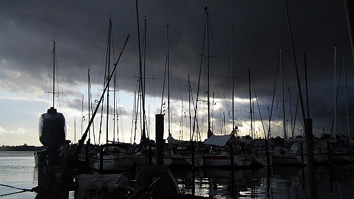 DSCI1997.JPG - In Roedvig machen wir in der erstbesten Box fest. Vertaeuen uns fuer viel Wind und sind happy. Der naechste Tag bringt dann auch viel Wind, wie versprochen und der Himmel kuendet davon. Ein heftiges Sturmtief liegt ueber S Schweden. Also da, wo man von uns aus fast "rueberspucken" koennte. Wir bleiben erst mal.