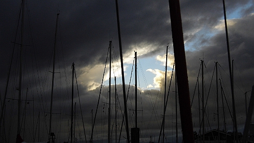 DSCI2003.JPG - Es wird richtig "knuffig". Aber wir haben gut gewaehlt. Der Sturm kommt aus W bis NW, also fuer uns ablandig. So heult es zwar im Rigg, aber das Wasser im Hafen ist ruhig.
