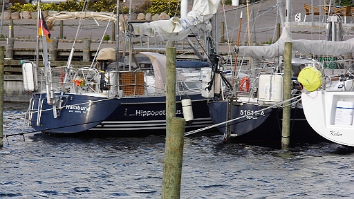 DSCI2011.JPG - Und dann bekommen wir noch "prominente" Nachbarschaft. Die "Hippopotamus" mit Soenke Roever laeuft ein und legt sich bei uns laengs. Hat man ja nicht oft, dass Leute, die man nur aus Buechern oder Artikeln kennt, ploetzlich neben einem liegen. Der Bordfee gefiel am Besten das "Hippo" am Bug des Schiffes ;-)